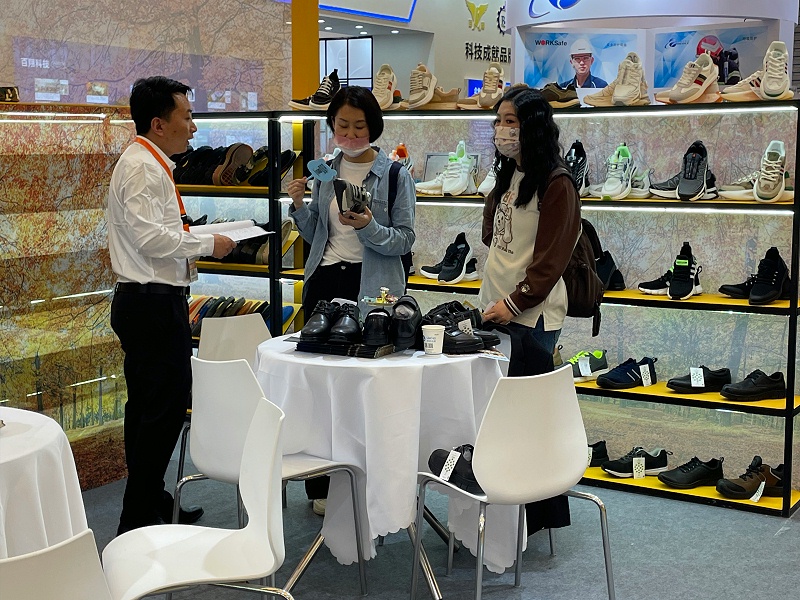 第106屆中國勞動(dòng)保護(hù)用品交易會(huì)現(xiàn)場(chǎng)來 了，百華鞋業(yè)展會(huì)現(xiàn)場(chǎng)人氣爆棚！
