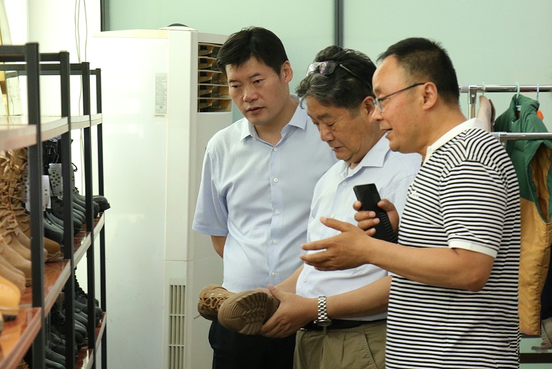 山東省貿促會黨組成員、副會長劉曉江一行蒞臨百華鞋業調研指導
